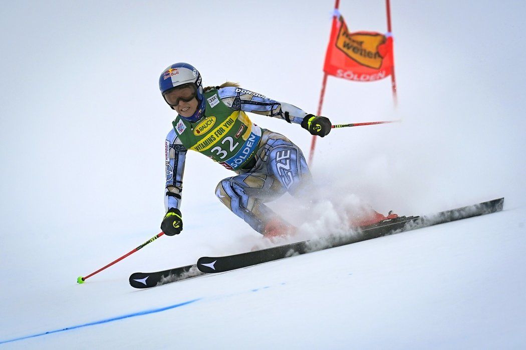Ester Ledecká zahájila sezonu Světového poháru ve sjezdovém lyžování v Söldenu postupem do druhého kola obřího slalomu.