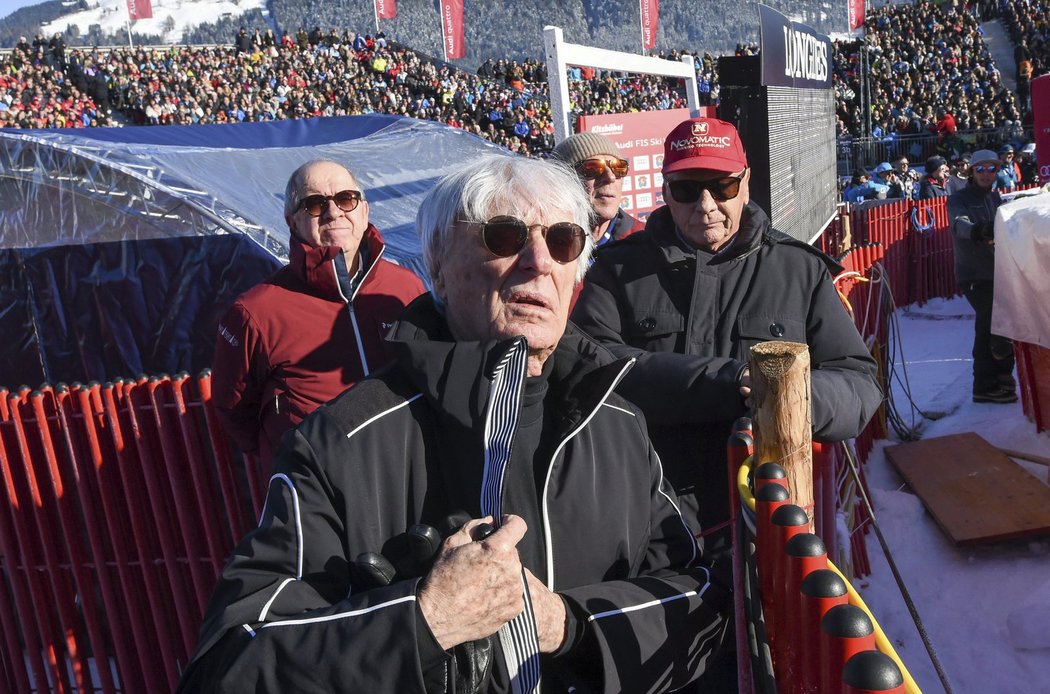 Boss F1 Bernie Ecclestone nemohl při sjezdu Světového poháru alpských lyřařů chybět.