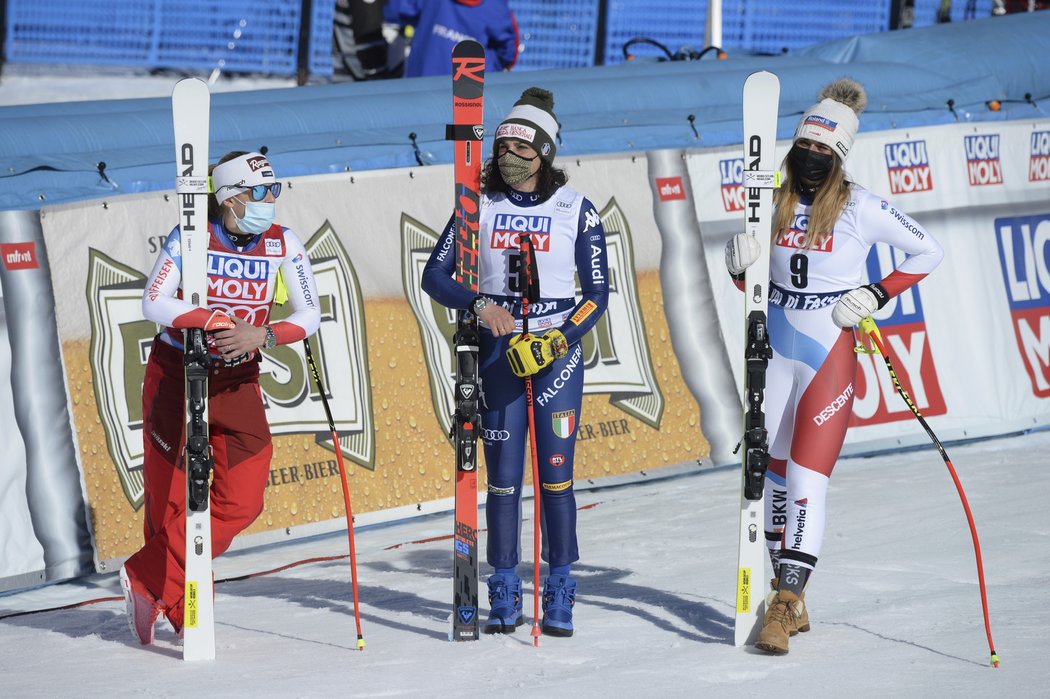 Nejlepší tři lyžařky nedělního super-G - zleva Lara Gutová-Behramiová, Federica Brignoneová a Corinne Suterová