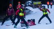 Záchranáři svážejí na saních zraněnou Petru Vlhovou po pádu v obřím slalomu SP v Jasné