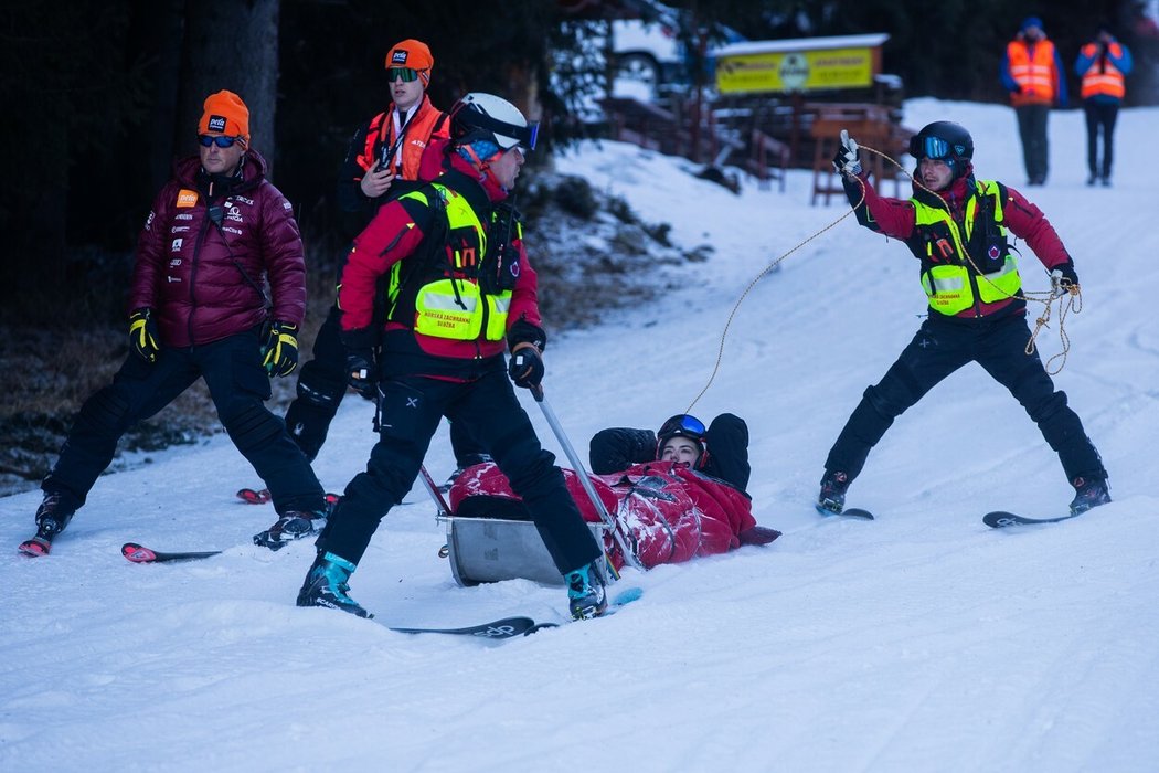Záchranáři svážejí na saních zraněnou Petru Vlhovou po pádu v obřím slalomu SP v Jasné