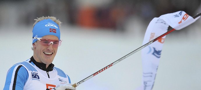Norský lyžař Morten Eide Pedersen se raduje z triumfu na Jizerské 50