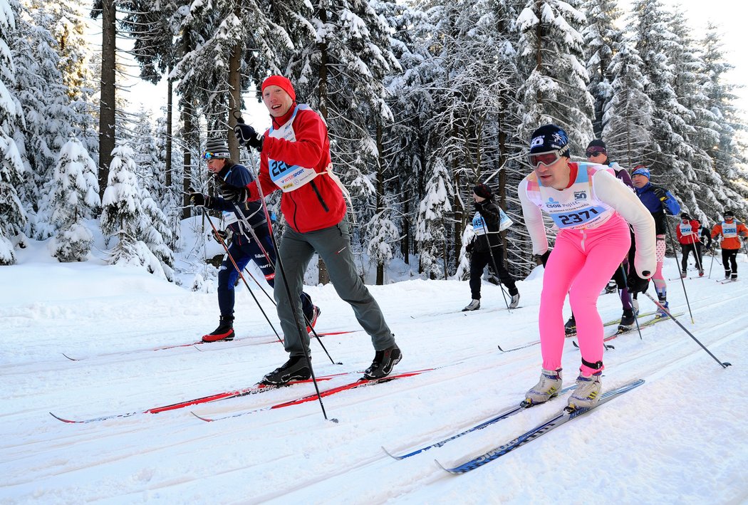 Tradičního závodu se zúčastnil i Hynek Preisler (v červeném), redaktor deníku Sport a portálu iSport.cz