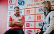 Petter Northug v rozpravě s Kateřinou Neumannovou na tiskové konferenci k Jizerské 50