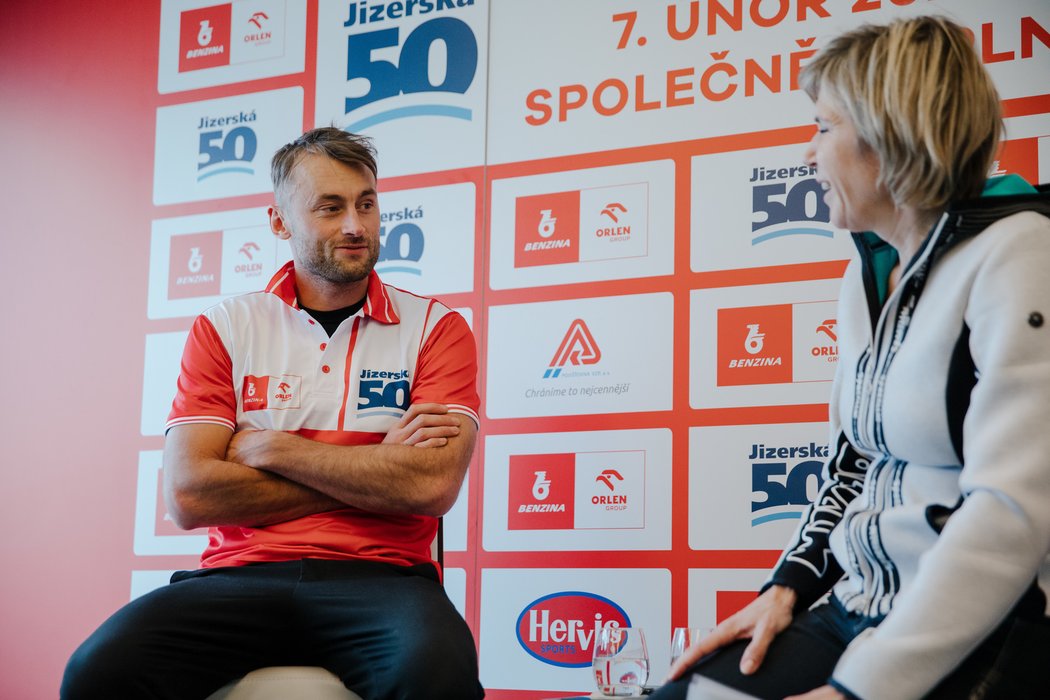 Petter Northug v rozpravě s Kateřinou Neumannovou na tiskové konferenci k Jizerské 50