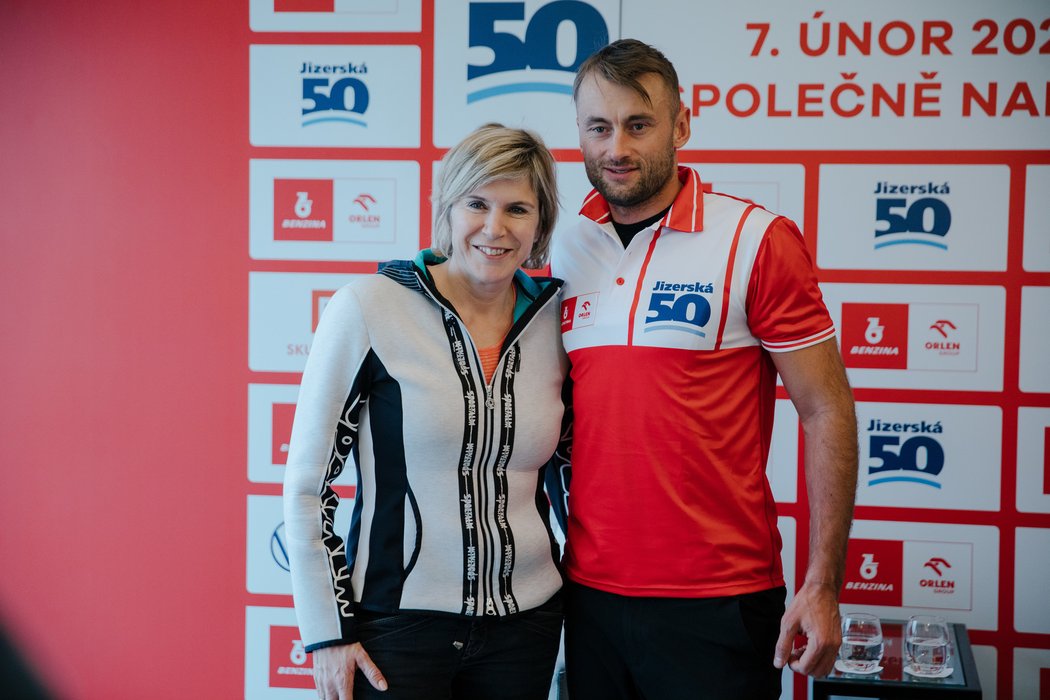 Petter Northug s Kateřinou Neumannovou na tiskové konferenci k Jizerské 50