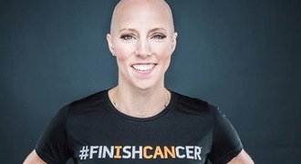 Dojemný růžový vzkaz! Lyžaři vzdali hold kamarádce bojující s rakovinou