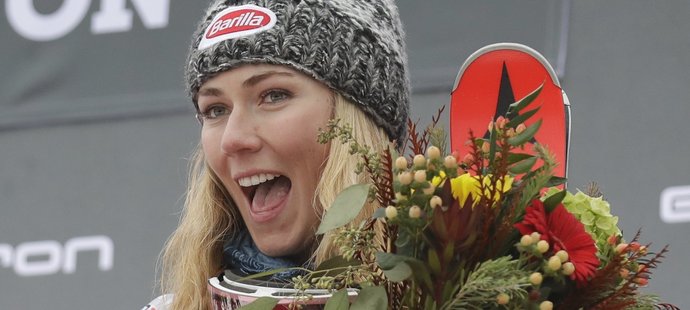 Mikaela Shiffrinová se raduje ze svého triumfu ve slalomu SP v Killingtonu