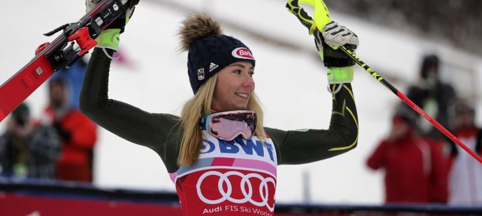 Mikaela Shiffrinová se raduje z vítězství ve slalomu SP v Killingtonu