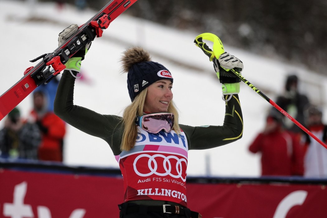 Mikaela Shiffrinová se raduje z vítězství ve slalomu SP v Killingtonu