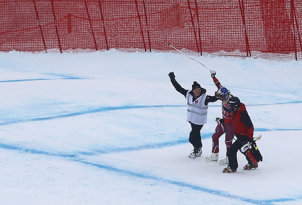 Aksel Lund Svindal mává fanouškům po svém nebezpečně vypadajícím pádu při sjezdu v Kitzbühelu