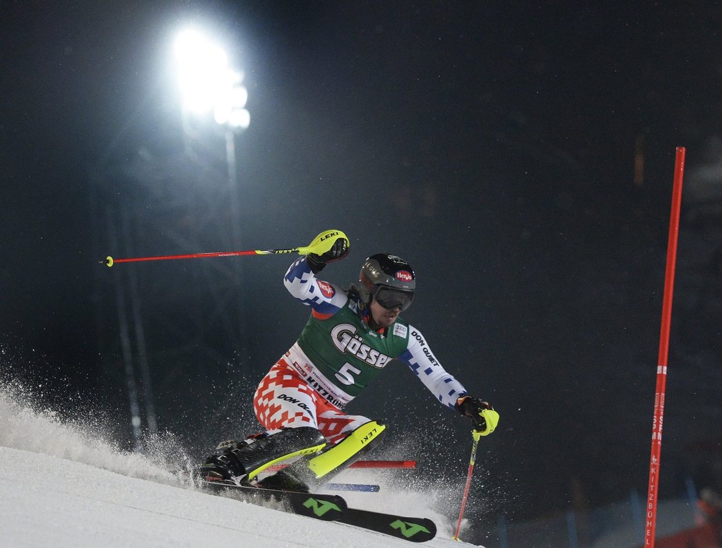 Český lyžař Ondřej Bank na trati superkombinace v Kitzbühelu