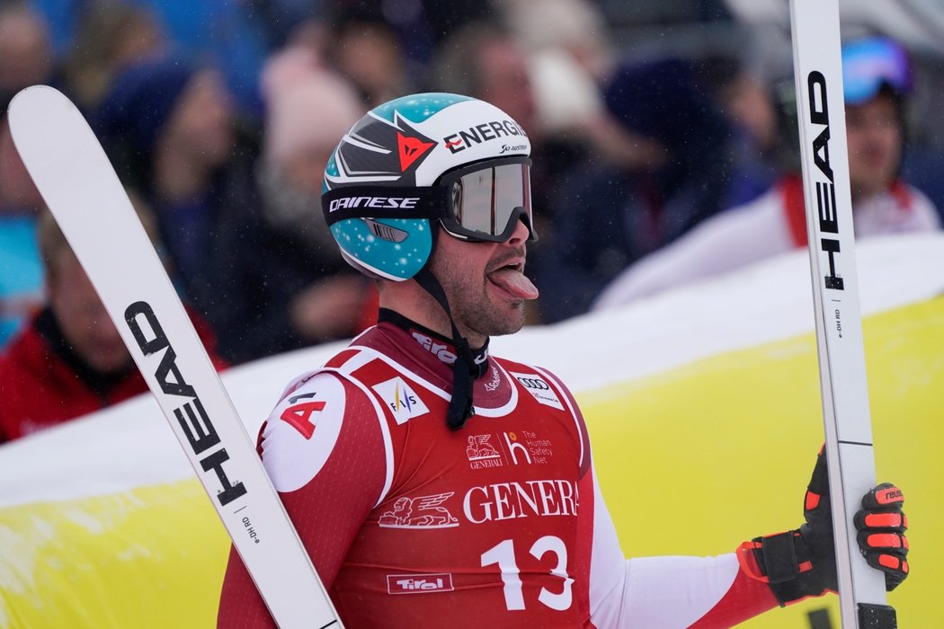 Rakušan Vincent Kriechmayr si užívá triumf na prvním sjezdu v domácím Kitzbühelu