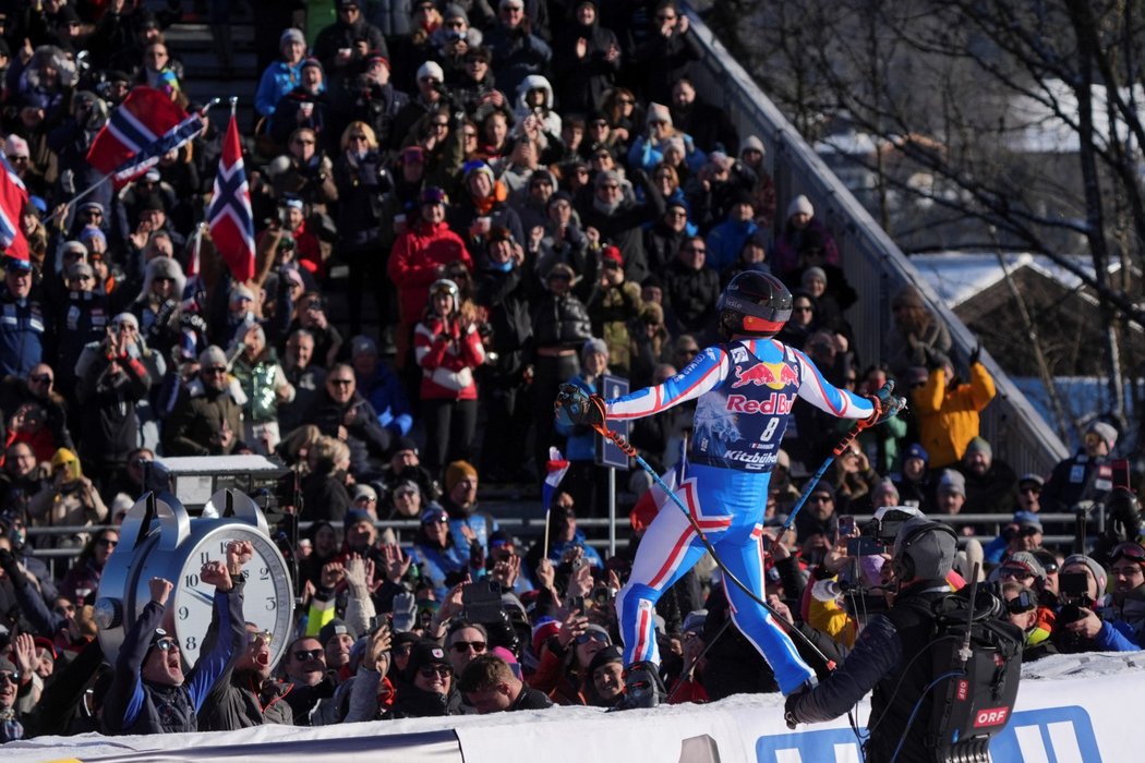 Francouzský lyžař Cyprien Sarrazin slaví svůj druhý triumf ve sjezdu v Kitzbühelu
