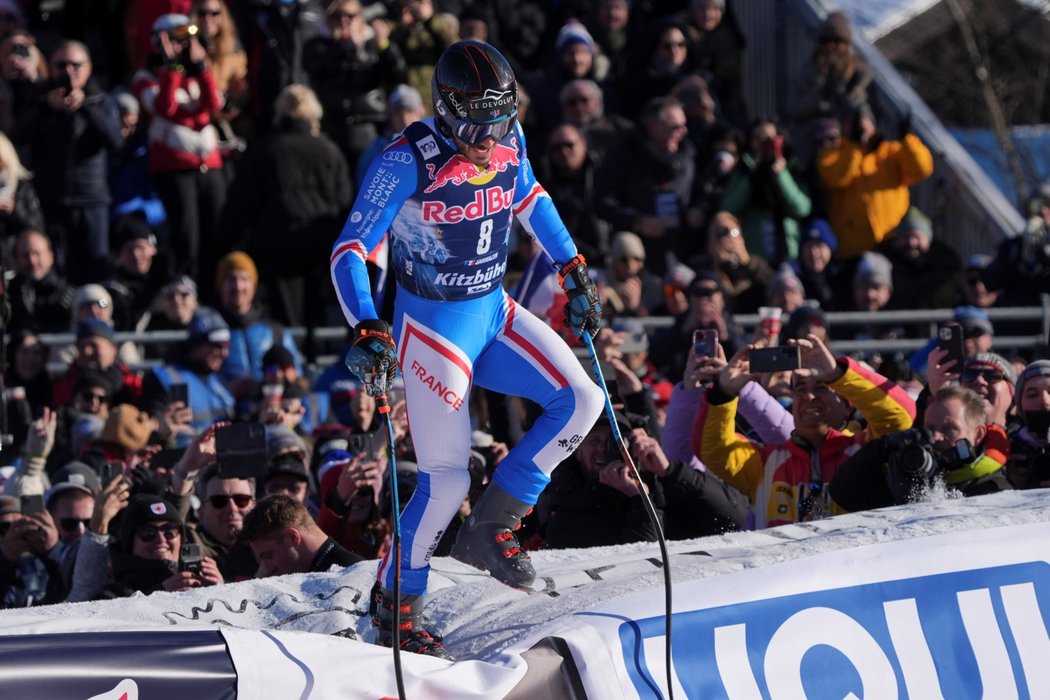 Francouzský lyžař Cyprien Sarrazin slaví svůj druhý triumf ve sjezdu v Kitzbühelu