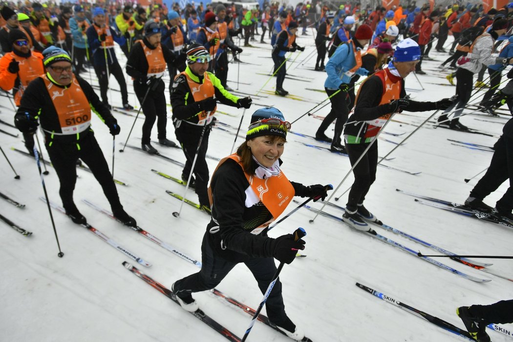 Lyžaři během závodu Ski Classics v dálkovém lyžování Jizerská padesátka