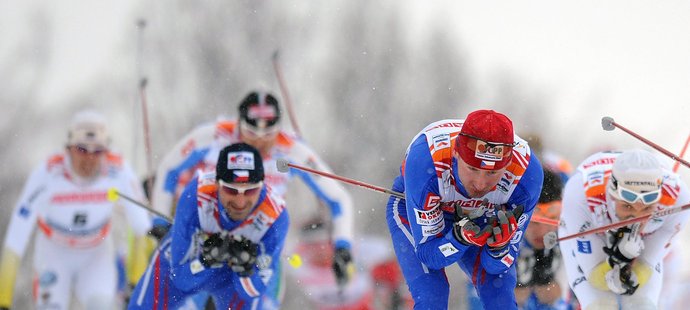 Lukáš Bauer v čele pelotonu skiatlonu na 2x15 kilometrů.