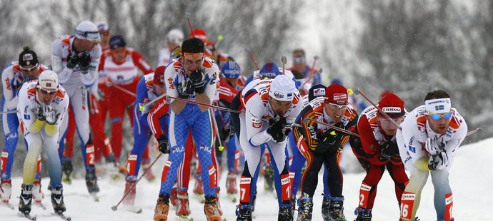 Závod mužů ve skiatlonu na 2x15 kilometrů
