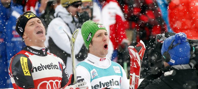 Chorvatského lyžaře Ivicu Kosteliče dopálilo, že při slalomu v Záhřebu chyboval v brance jeho rakouský sok Marcel Hirscher a přesto vyhrál, neboť nebyl potrestán.