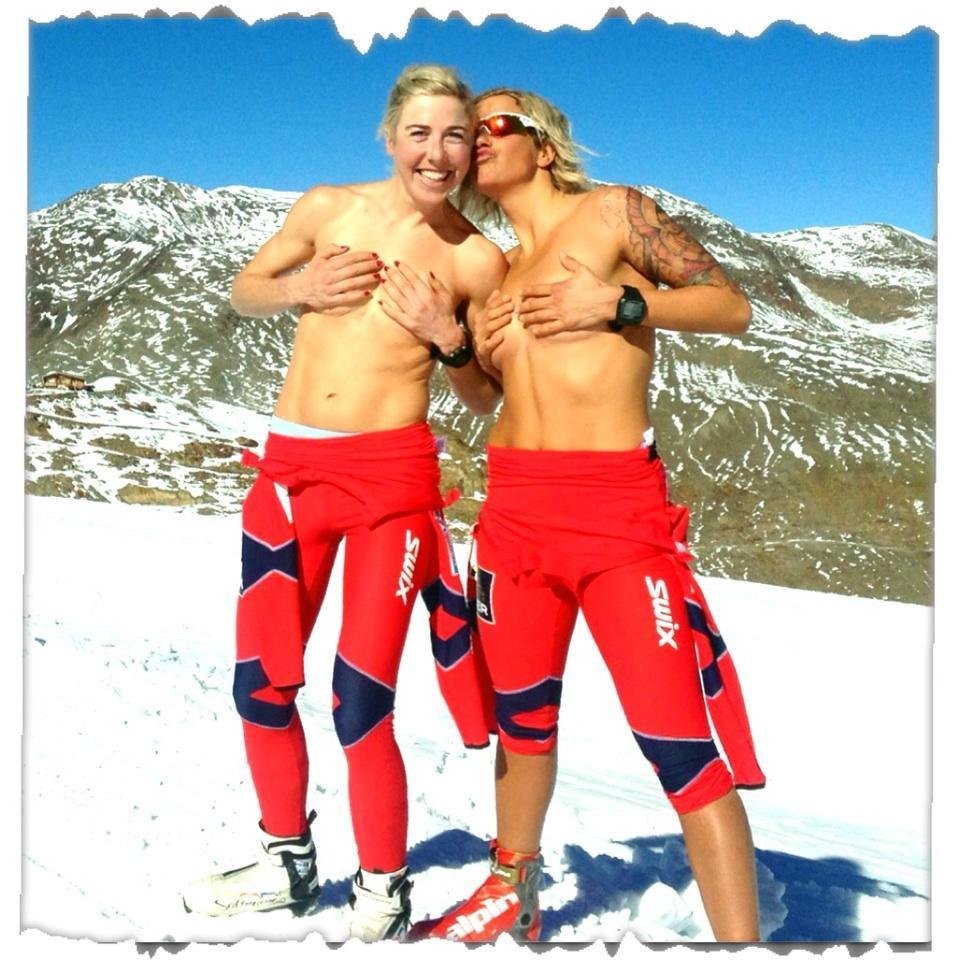 Norské lyžařky Vibeke Skofterudová (vpravo) a Kristin Steiraová se rozhodly bojovat proti dopingu poměrné svérázně