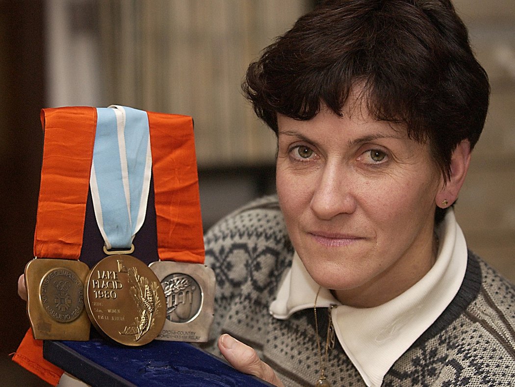 Květa Jeriová-Pecková takhle v roce 2001 ukazovala své olympijské medaile