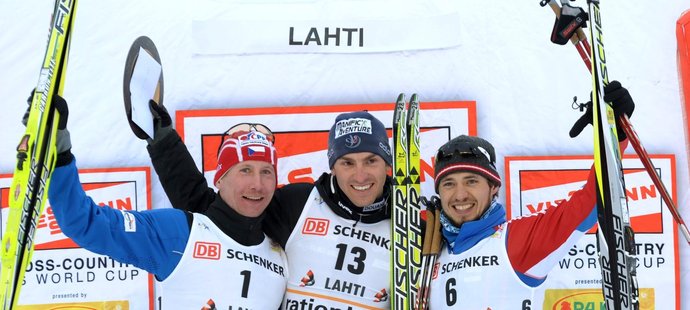 Lukáš Bauer (vlevo) skončil v Lahti druhý, vítězství slavil Maurice Manificat, třetí Ilja Černousov