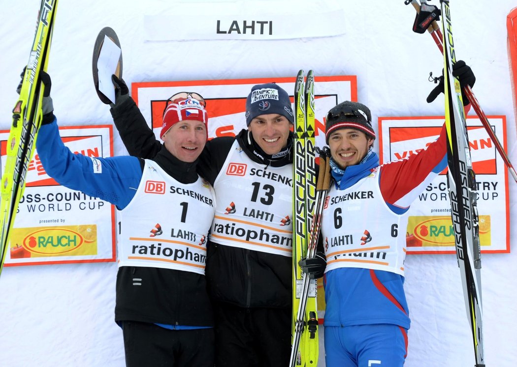 Lukáš Bauer (vlevo) skončil v Lahti druhý, vítězství slavil Maurice Manificat, třetí Ilja Černousov