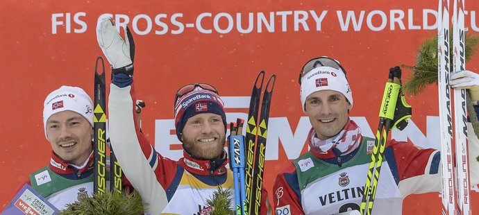 Tři vítězní Norové po biatlonu v Lahti: Třetí Finn Haagen Krogh, první Martin Johnsrud Sundby a bronzový Hans Christer Holund.