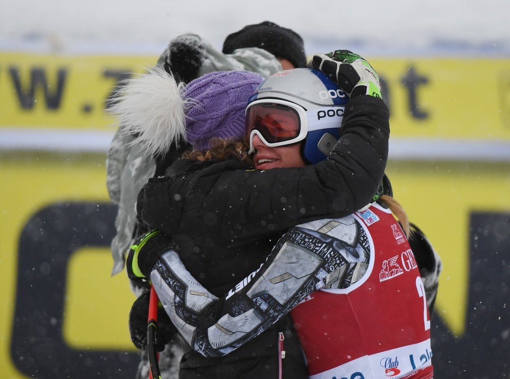 První gratulantkou k senzační jízdě Ester Ledecké byla slovinská závodnice Ilka Štuhecová.