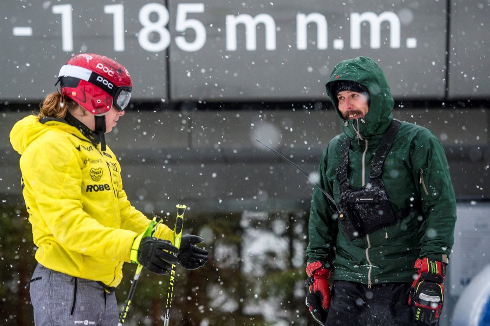 Česká lyžařka a snowboardistka Ester Ledecká na tréninku se svým poradcem, bývalým závodním lyžařem Ondřejem Bankem