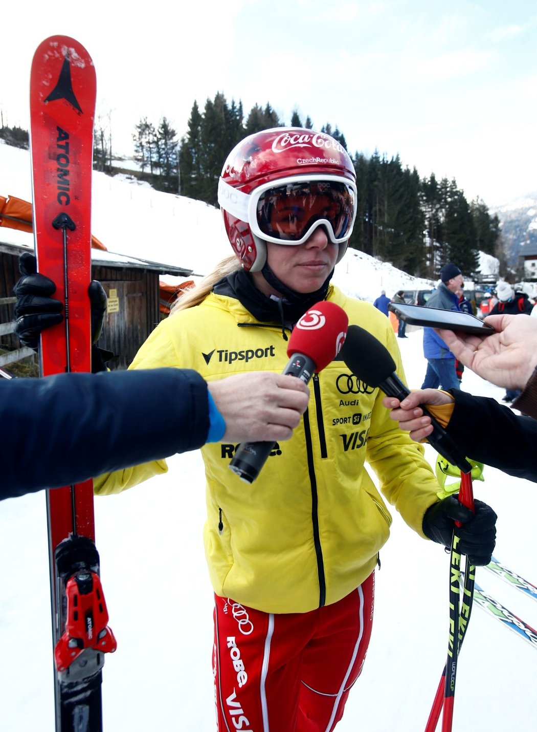 Česká závodnice Ester Ledecká poskytuje rozhovor novinářům