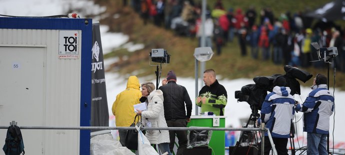 Po dvou letech přivítal areál ve Vesci první vrcholnou akci od mistrovství světa v lyžování. Kateřina Neumannová, která zadluženému šampionátu šéfovala, u toho nechyběla. Pro Českou televizi závody spolukomentovala…