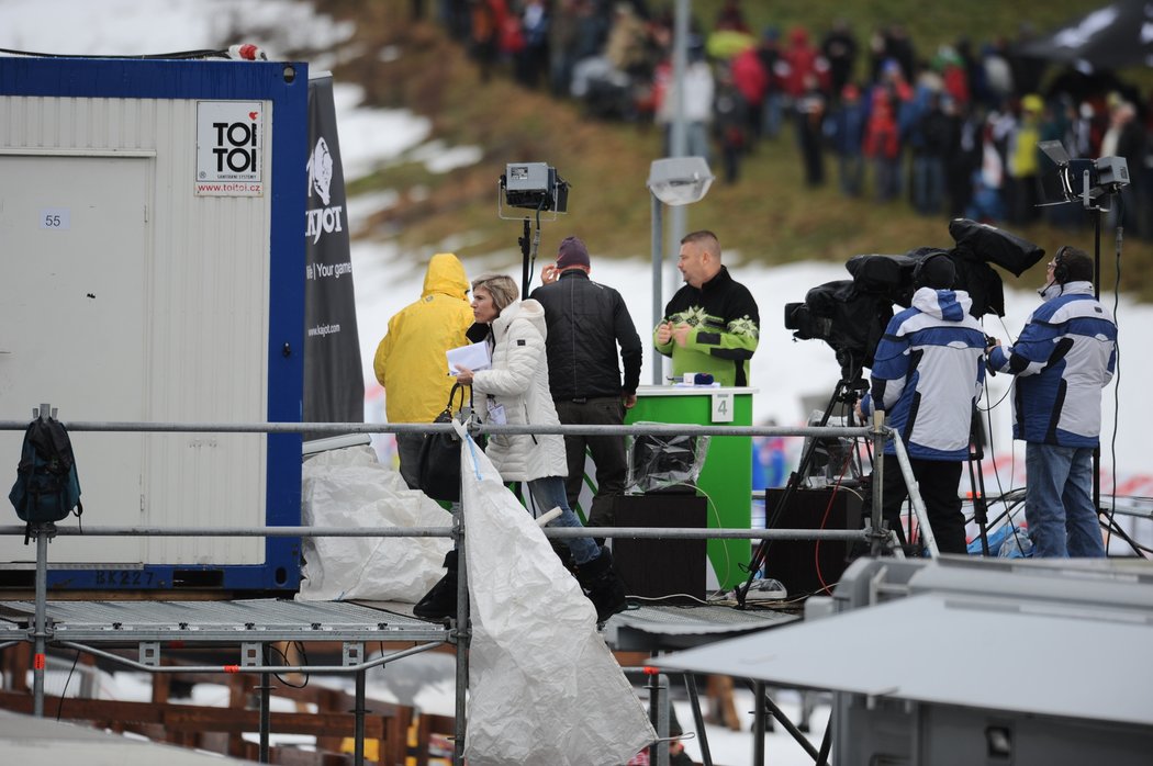 Po dvou letech přivítal areál ve Vesci první vrcholnou akci od mistrovství světa v lyžování. Kateřina Neumannová, která zadluženému šampionátu šéfovala, u toho nechyběla. Pro Českou televizi závody spolukomentovala…