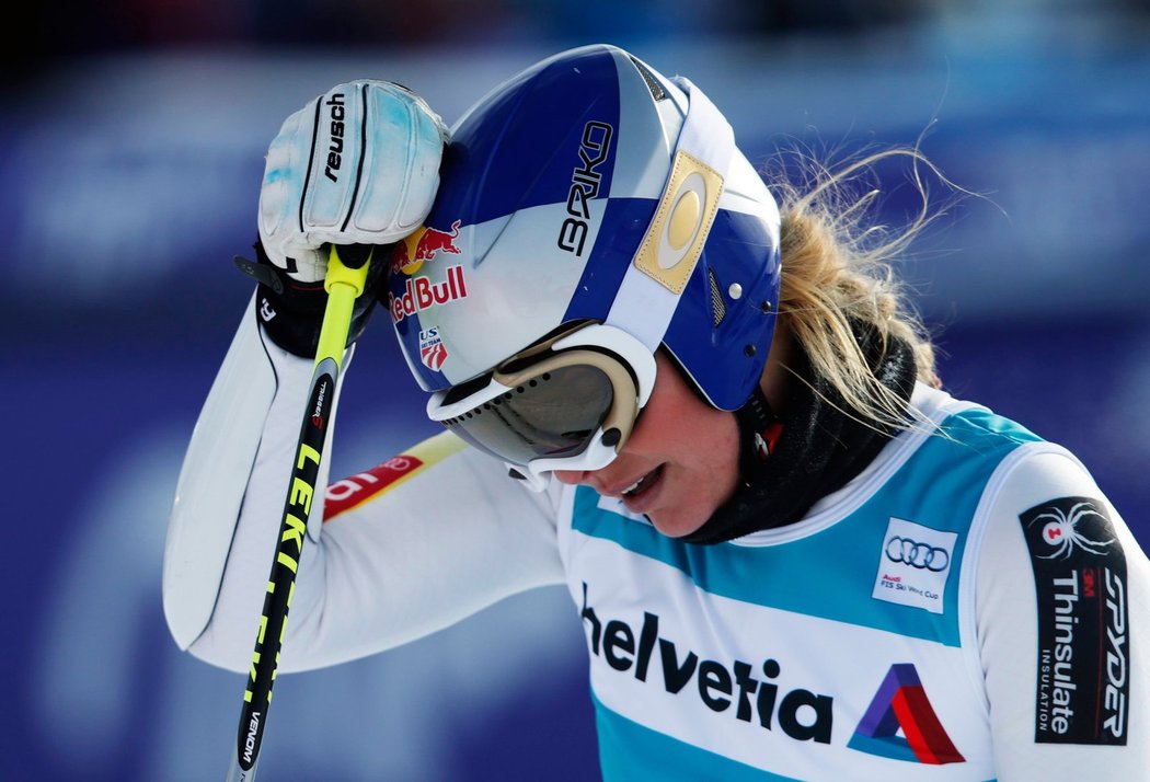 Lindsey Vonnová si ťuká na helmu po obřím slalomu ve Svatém Mořici