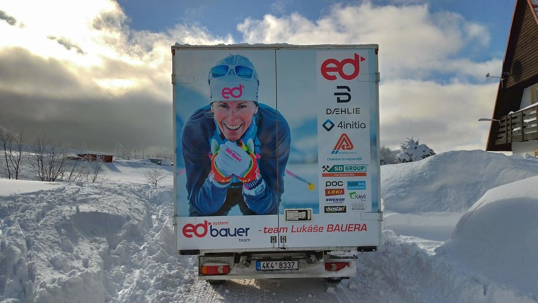 Lukáš Bauer po svůj tým zařídil servisní dodávku, ve které jako šéf stájového servisu bude dohlížet na přípravu lyží.