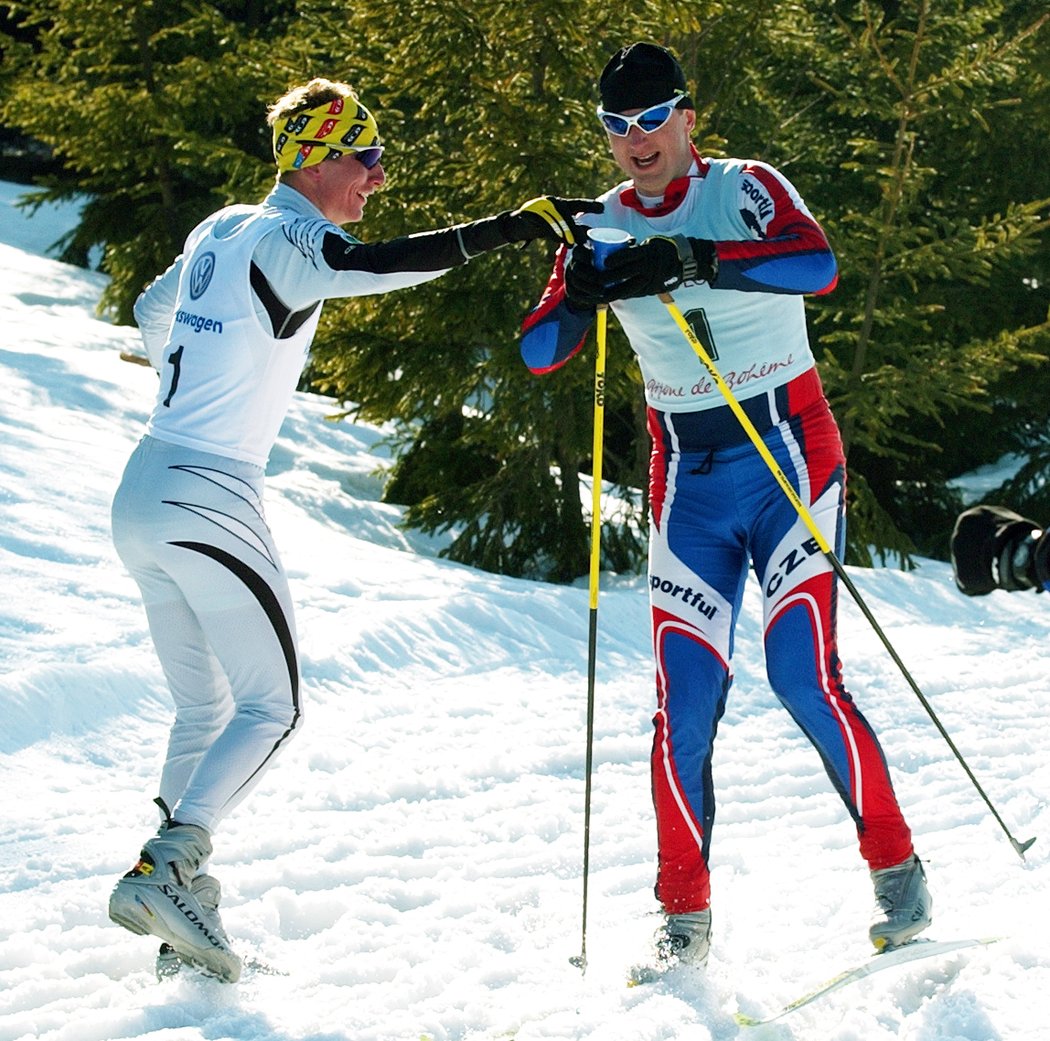 Lukáš Bauer podává občerstvení Vítu Fouskovi (vpravo) během Bohemia Tour na Horních Mísečkách v roce 2005