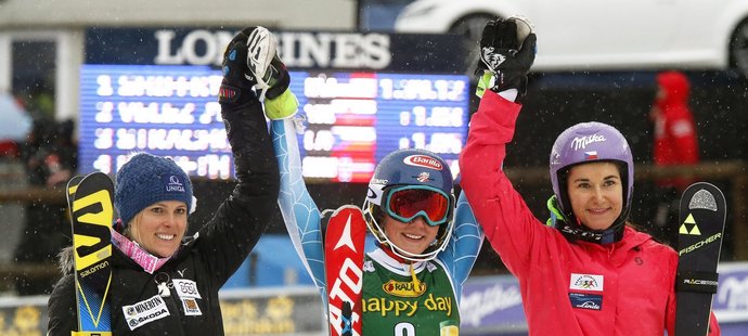 Nejlepší tři ženy slalomu SP v Mariboru: zleva třetí Veronika Velez-Zuzulová, vítězná Mikaela Shiffrinová a bronzová Šárka Záhrobská