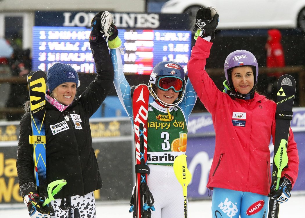 Nejlepší tři ženy slalomu SP v Mariboru: zleva třetí Veronika Velez-Zuzulová, vítězná Mikaela Shiffrinová a bronzová Šárka Záhrobská