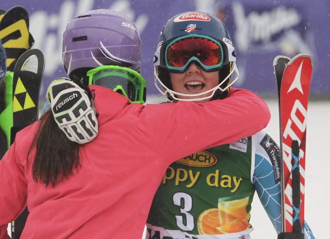 Šárka Záhrobská objímá vítěznou Američanku Shiffrinovou po slalomu SP v Mariboru