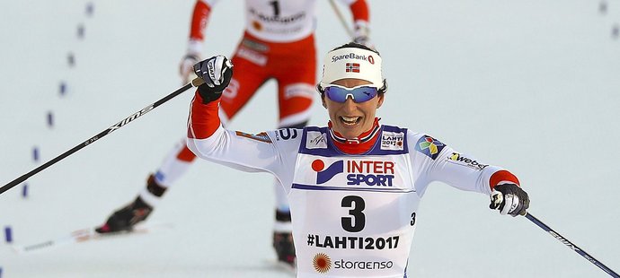 Norská lyžařka Marit Björgenová projíždí jako vítězka cílem závodu na 30 km na MS