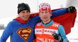 Martin Petrásek (vlevo) na mistrovství světa v Liberci slavil stříbro Lukáše Bauera jako superman