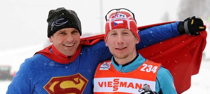 Martin Petrásek (vlevo) na mistrovství světa v Liberci slavil stříbro Lukáše Bauera jako superman