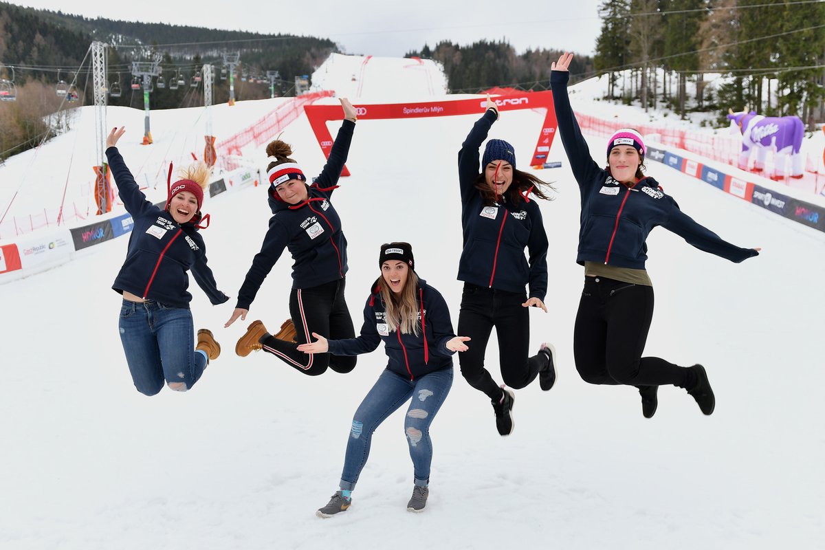 ČESKÁ PARTA. Tereza Kmochová, Klára Pospíšilová, Kateřina Pauláthová, Martina Dubovská a Gabriela Capová takhle pózovaly před Světovým pohárem ve Špindlerově Mlýně v roce 2019.