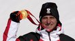 Matthias Mayer se zlatou olympijskou medailí z Pekingu, kde obhájil triumf v Super-G
