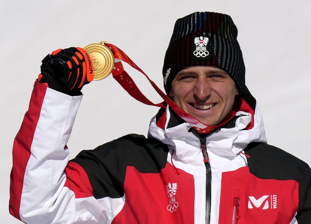 Matthias Mayer se zlatou olympijskou medailí z Pekingu, kde obhájil triumf v Super-G