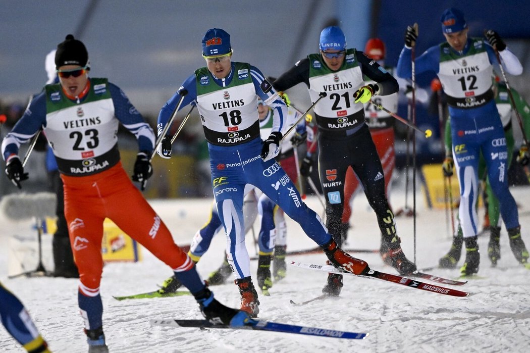 Michal Novák (vlevo) v akci při závodě