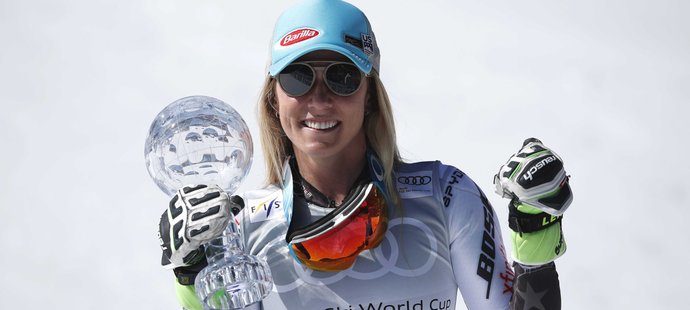 Americká vládkyně lyžařské sezony Mikaela Shiffrinová se raduje s křišťálový glóbem