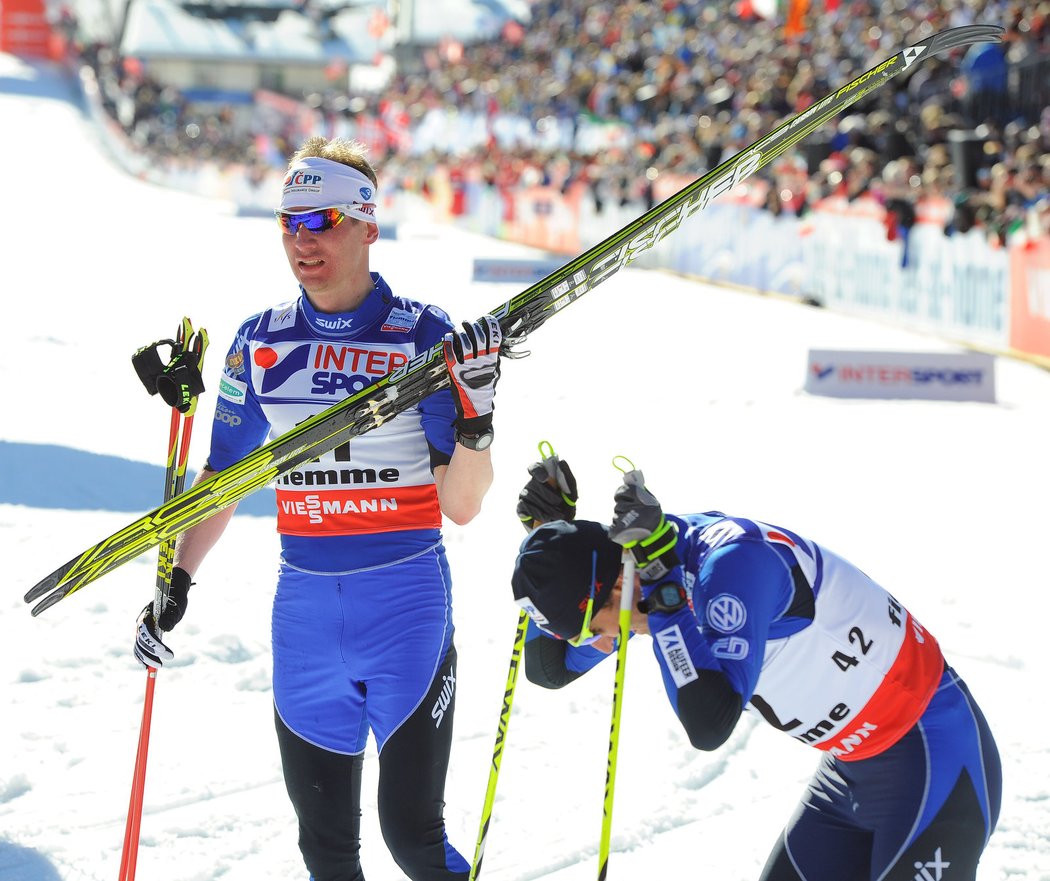 Lukáš Bauer a Jiří Magál v cíli nedělního závodu na 50 kilometrů na MS v Itálii. Bauer obsadil 16. místo.