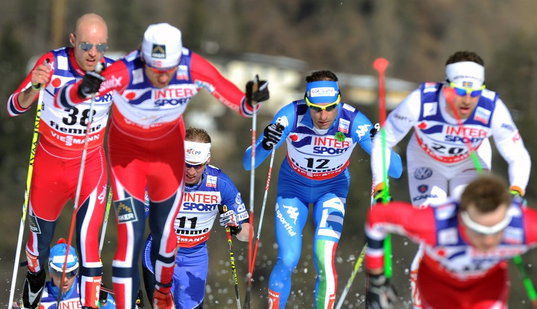 Lukáš Bauer na trati nedělního závodu na 50 kilometrů na MS v Itálii bojoval, ale na nejlepší nestačil. Bauer (s číslem 11) obsadil konečné 16. místo.