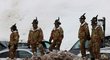 Vojenský personál vyhlíží na sjezdovku v Cortině d´Ampezzo, kde se mělo v úterý jet super-G žen v rámci MS. Závod byl kvůli mlze zrušen